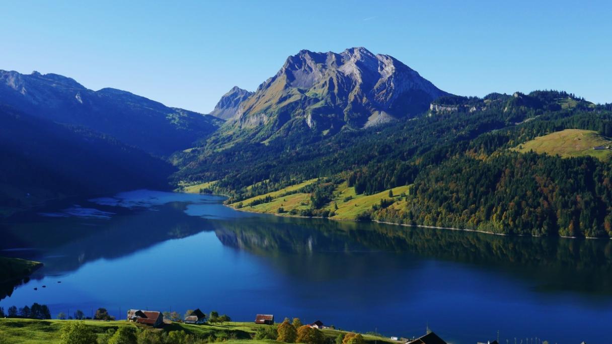 Aussicht auf See mit Berg im Hintergrund