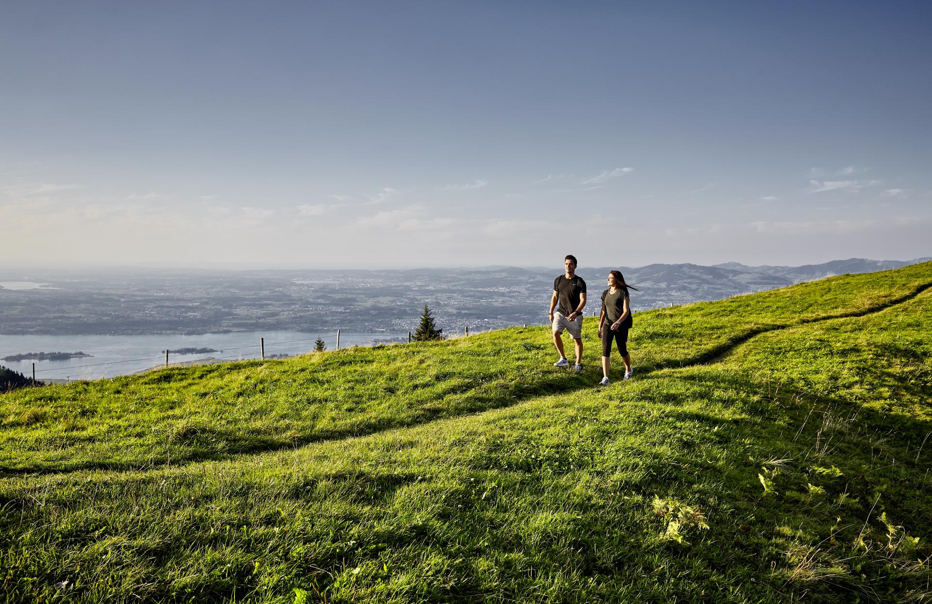 Ein Paar unterwegs auf einer Wanderung