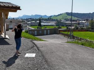 Golfspielerin mit Sicht auf Dorf Einsiedeln