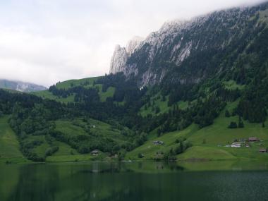 Wägitalersee mit Bergen im Hintergrund