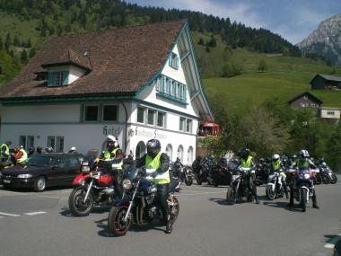 Motorradfahrer vor Restaurant am See