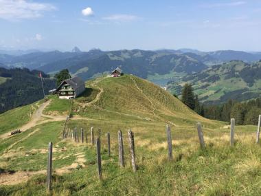 Voralpensicht mit Hütten auf Bergspitze